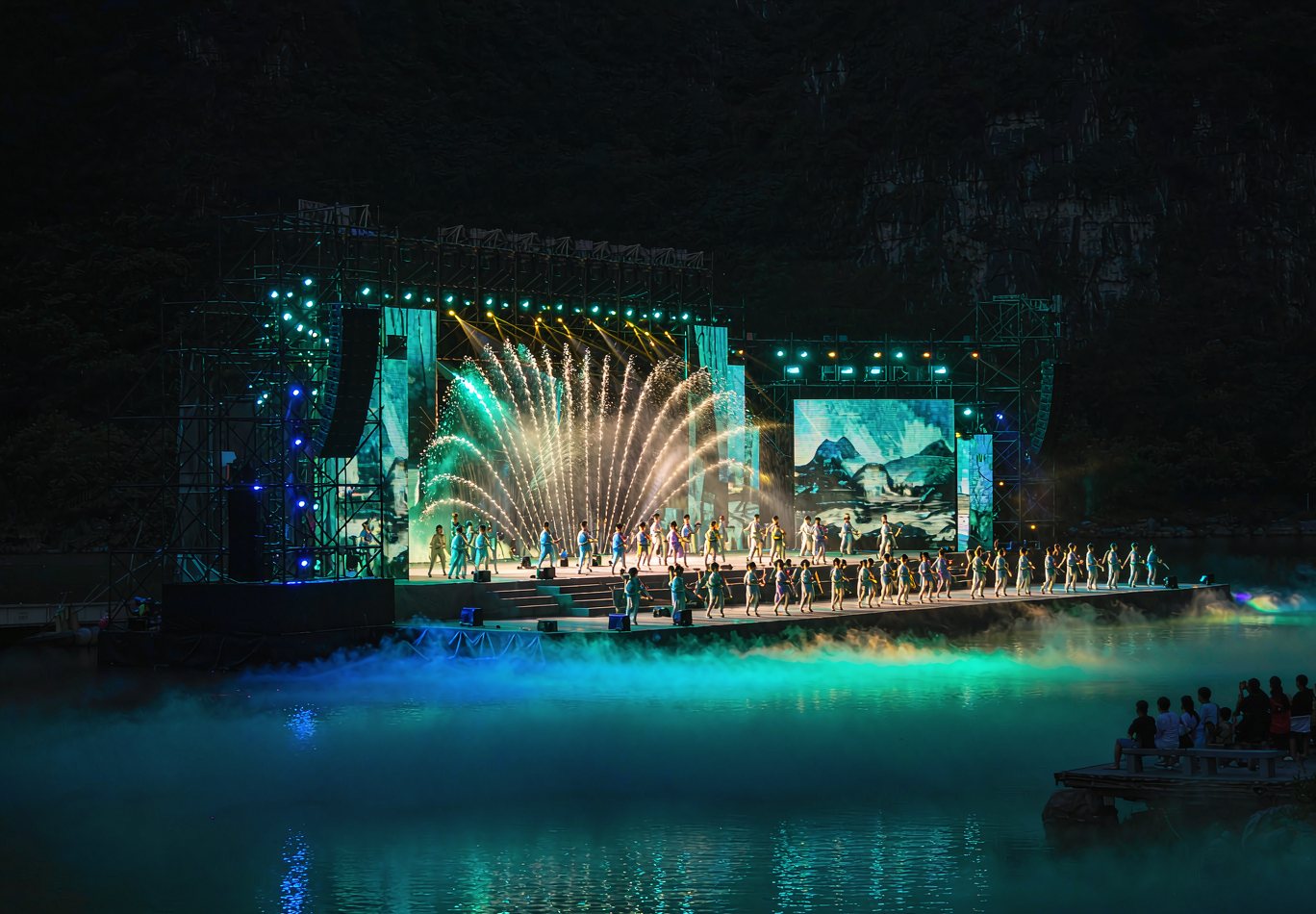 湖面舞台上的实景演出与弧形LED背景屏